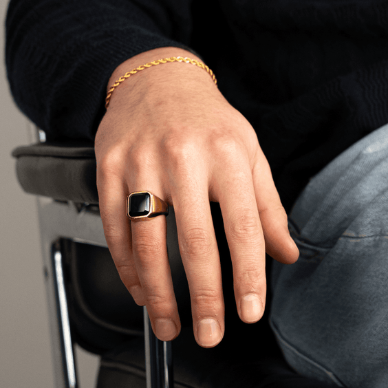 Royal Signet Ring (Gold) - Essence Amsterdam